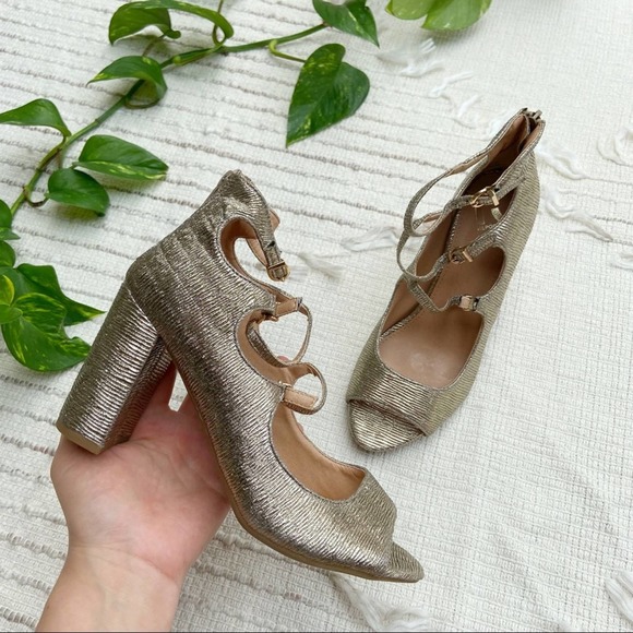 Report Deschutes gold metallic buckle front block heel party sandal Sz 7 NWOT - Picture 3 of 10